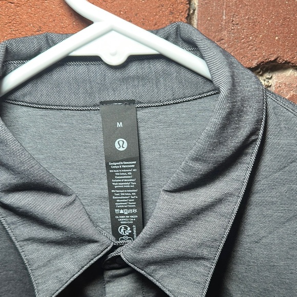 Lululemon Long sleeve button down shirt! NWT - Picture 4 of 5